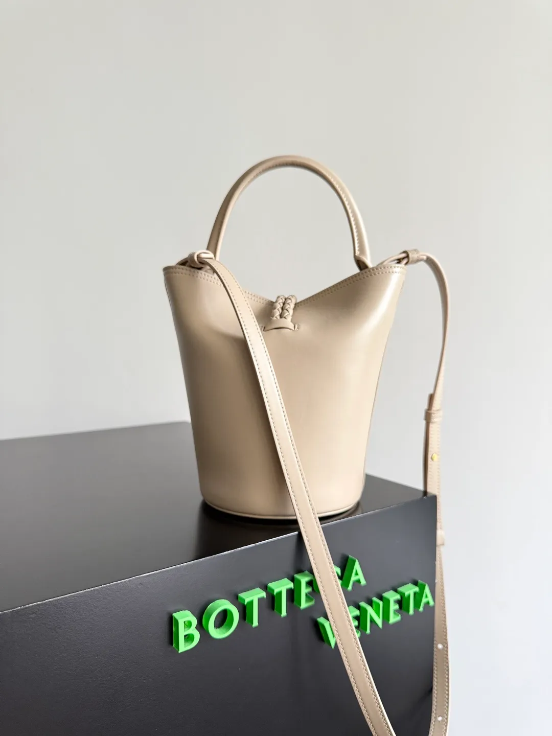 Batch 1620 BOTTEGA VENETA 2025 new women's LIBERTA small bucket bag The wind of "freedom" is still blowing towards summer🫧Unique bag shape and large enough capacity. This kind of small bag has always been very popular in summer. It can easily store essential items such as sunscreen and mini 5-fold umbrella when carrying it when going out. It uses braided knots and horseshoe buckle shapes. The metal ring is used for opening and closing, and the classic weaving is only used as an embellishment here, giving way to the simplicity of all-leather. It is a true combination of innovation and classics. It is also equipped with a detachable long shoulder strap. Friends who don’t like to carry it on the shoulder can only buy this bag and have more choices. Style number: 815244 Size: 22*18*15cm